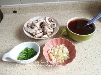 step2: 白蘑菇切片 , 蔥切粒 , 蒜頭切成細粒 , 將<span class="group_2">調味料</span>拌勻備用