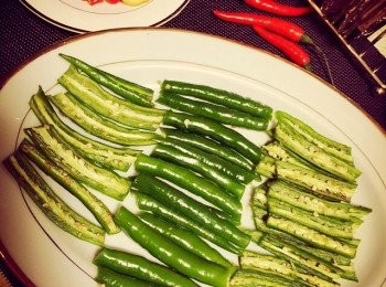 step2: 青椒劈開切段備用