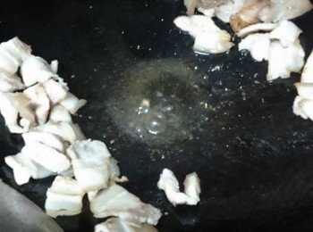 step3: 將豬肉移至瓁邊，豬油會沿鑊邊流至中間