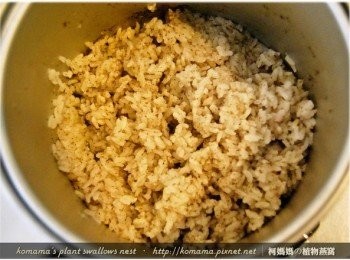 step3: 待電鍋跳起後，先將已煮好的白米飯，稍微用飯勺翻動一下。