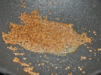 step3: 先以少許的油加熱後，將豆酥放入中火煸至為為起泡