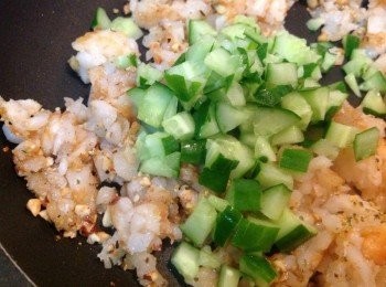 step2: 小黃瓜切細丁，拌勻