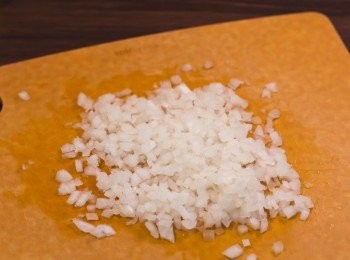 step4: 洋蔥去皮切成小粒備用