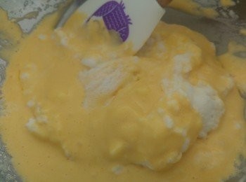 step4: 先用三分一蛋白和蛋麵漿用刮刀輕手攪混。