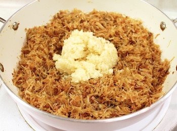 step8: 倒入蒜泥拌炒，因為蒜泥的水份較多，泡沫會冒得更多，亦需不斷翻炒以免蒜泥炒焦。