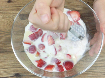 step2: 煉奶和奶倒入士多啤梨粒，用工具器壓成溶拌勻。