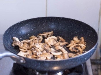 step7: 轉中大火，鍋子外圍打圈加入白酒，不停兜炒約 1 分鐘至酒變乾及揮發