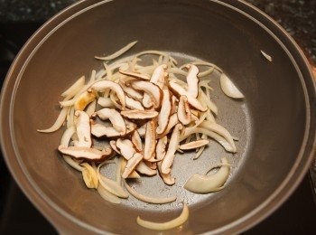 step3: 起油鍋，將壓扁的2瓣蒜頭與洋蔥一起爆香。(炒出香味即可，不用炒軟。)