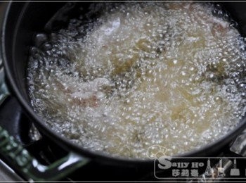 step3: 油要大熱，先炸4分鐘，上碟，此時要再番熱油，從新再炸一次，

炸第2次時，只看顏色夠即可上碟。