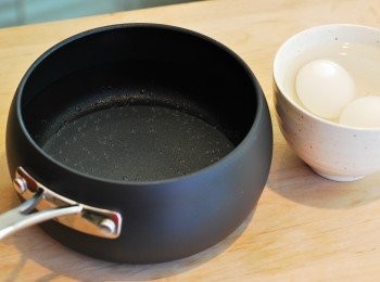 step1: 製作<span class="group_2">溫泉蛋</span>：將1000c.c.水煮沸，雞蛋移出冰箱泡在水裡（份量外）恢復室溫