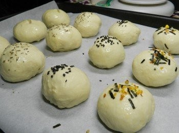 step7: 表面塗上蛋液，鳳梨的上面剪一刀，起司口味灑上蘿勒粉、芝麻口味灑上黑芝麻、香鬆口味灑上香鬆，再發酵成兩倍大