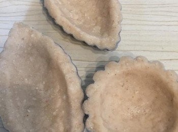 step3: 撻模抹些油份方便脫模，麵粉糠粒平均壓入撻模底及邊緣，用手指壓實做成撻皮，