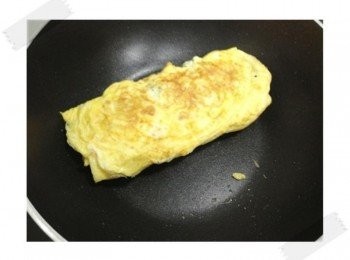 step9: 上面的動作持續到蛋液用完!!! 就會捲成胖胖的蛋捲啦^^ 切一切就完成囉:)