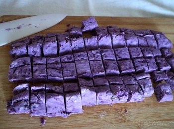 step4: 分别搓成條狀切粒,之後灑上少量糯米粉在圓子身上令其更鬆開