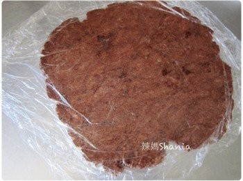 step3: 麵團上下個鋪上一層保鮮膜, 用桿面棍桿成想要的厚度