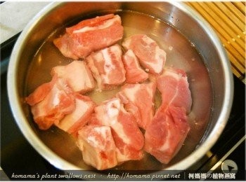 step2: 排骨塊放入滾水中汆燙至肉色由紅轉白，以便去除血水。