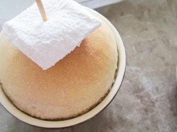 step5: 單獨整形成圓的麵糰與盛裝在器皿中的麵糰入烤箱170度烤20分鐘，
烤好前約3~4分鐘將烤盤取出，用竹牙籤把壓扁的棉花糖固定在器皿中的麵糰頂端中央！ 放回烤箱繼續烘焙讓頂端棉花糖融化！