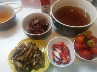 step1: 材料
順序爆香辣椒、乾蕃茄、蒜片、牛肝菌