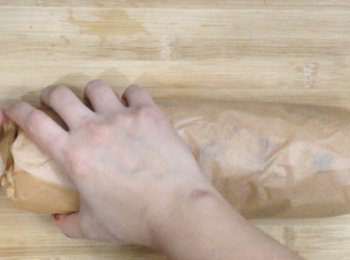 step14: 之後再蛋糕卷起，再用另一張烘焙紙包好，兩邊卷緊，放入雪櫃2小時，拿出來切片即成