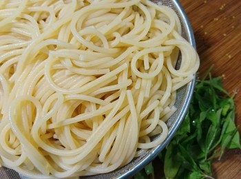 step5: 煮小蕃茄時，麵也大約煮到8分熟了。將麵撈起，拌入少許橄欖油備用（煮麵水先留著，不要倒掉）。