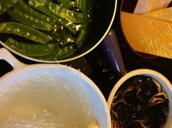 step1: 荷蘭豆先加少少油灼熟(因我鍾意食淋身), 金針雲耳,粉絲,髮菜,甜竹,,竹笙用水浸軟（雲耳略切去頂端硬的部份）紅棗洗淨切半去核