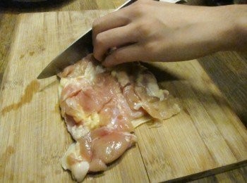 step8: 把雞腿肉稍微切幾刀比較容易醃入味。 然後用一點味霖，醬油和香料稍微抓醃一下5分鐘