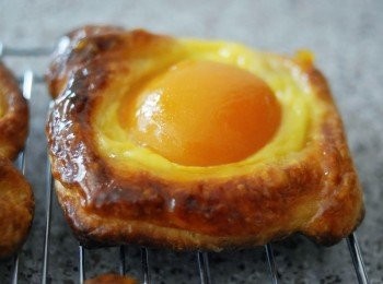 step9: 在麵包上塗上一層杏桃果醬（兩湯匙果醬+1湯匙熱水），令麵包有閃爍的效果