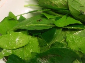 step4: 檸檬葉洗淨，用手撕成小片備用
甜羅勒葉洗淨備用