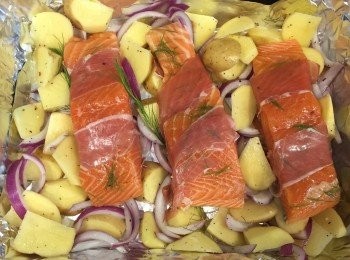 step7: 5.將三文魚放在薯仔上焗20分鐘後，加入車厘茄再焗10分鐘，咁就完成啦！