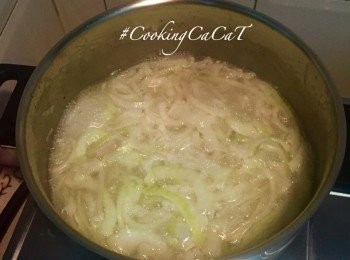 step3: 洋蔥軟身後，加入雞湯，再加入開水。