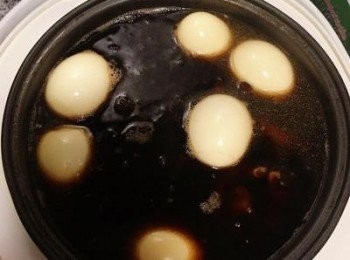 step9: 開蓋放入白煮蛋，蓋蓋子，再次煮滾後即可關電，燜30分鐘後，再插電切煮飯，滾45分鐘後試醬汁味道，用鹽或糖調整，接著關電燜45分鐘。