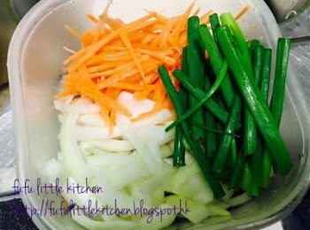 step1: 蔥洗淨後切段，甘筍出皮切絲備用。