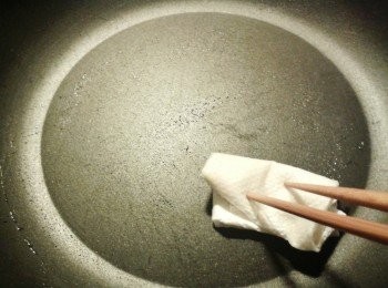 step3: 用廚紙塗一層薄薄的油在平底鍋上，油熱後將粉漿放在中央，成圓形，蓋上鍋蓋用中小火煎