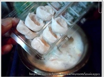 step4: 步驟4煮沸後放入桂冠魚餃再次煮至大滾。