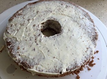 step10: 10. 取一片旦糕,先薄塗一層朱古力cream (我用普通甜忌廉令大家更易睇到),放上脆脆層,再塗上一層朱古力cream