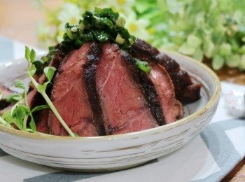 step11: 添一碗香Q白飯，鋪滿上牛排片，再淋上香蔥醬，
美味可口牛排蓋飯即完成