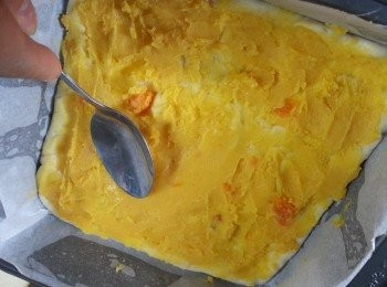 step8: 再將奶黃餡平均分成三份,先將1份餡搽上第1層奶黃餡(如喜歡食椰絲,可以加椰絲拌勻奶黃餡)