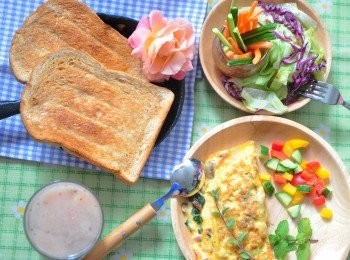 step5: 另外搭配烤過的全麥吐司再塗抹香甜蜂蜜；將小黃瓜、紅蘿蔔切成長條狀搭配美生菜與紫萵苣淋上和風醬；最後使用新鮮水果芭樂與甜桃和冰塊打成果汁，滿滿一桌是不是很健康美味啊!