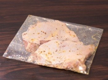 step1: 雞上脾先洗乾淨，印乾水，去除多餘脂肪，剪成兩份，反到無皮的一面剪斷/去除硬筋。雞肉處理好後與醃料拌勻包好，放入冰箱醃至少 1 小時