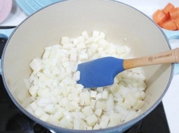 step1: 在鍋中炒香洋蔥碎塊後加入馬鈴薯碎塊一起拌炒。