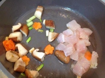 step1: 爆香蔥白、香菇、魚塊