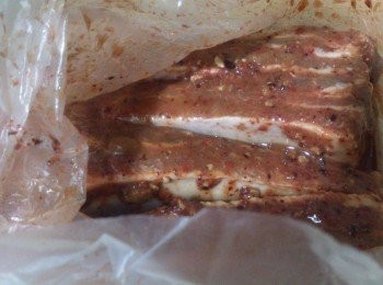 step1: 將所有調味料用溫開水調合均勻, 再和豬肋排一起放到塑膠袋中醃製, 放到冰箱(用叉子先將豬肋排稍為戳一下能讓醃料較易入味)