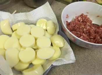 step2: 先將玉子豆腐沖洗，切件後用廚房紙印乾水份，撲上薄薄一層生粉，肉碎用<span class="group_2">醃料</span>醃約半小時或上備用