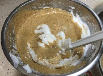 step8: 再將以上步驟的混合物加入剩餘的旦白霜內,輕手以切拌法拌勻