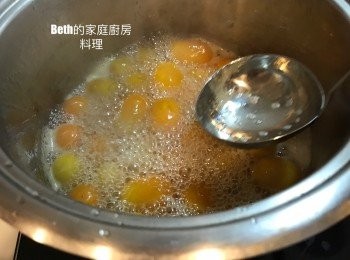 step5: 放入金棗，煮的過程中將鍋邊白色的浮沫撈掉，並不時攪動金棗