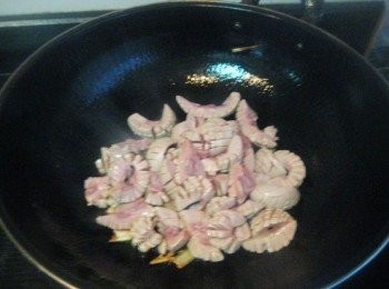 step5: 鍋裡熱油，放薑，蒜爆香。再放豬腰大火翻炒。