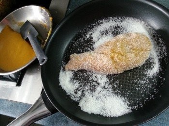 step10: 蒸好後略為灘凍,用平底鑊加些椰絲做粉背(可以唔用鑊,用其他盤都可以)先將一半粉團放入椰絲中搓長條(加椰絲作用是令粉團不痴手)