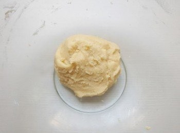 step8: 用手慢僈將無水奶油及麵粉搓揉成一個均勻的麵糰,包上保鮮膜放冰箱備用。(不需要搓揉過久,避免出筋影響口感)。