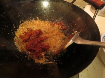 step2: 2取出鍋加入4大匙食油，<span class="group_1">食材A</span>下鍋慢火爆香，直到收乾水分。