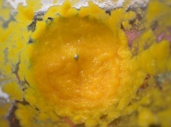 step7: 將餘下的芒果肉加入砂糖，用電動攪拌器打成芒果泥，然後淋在芒果腸粉上即可。